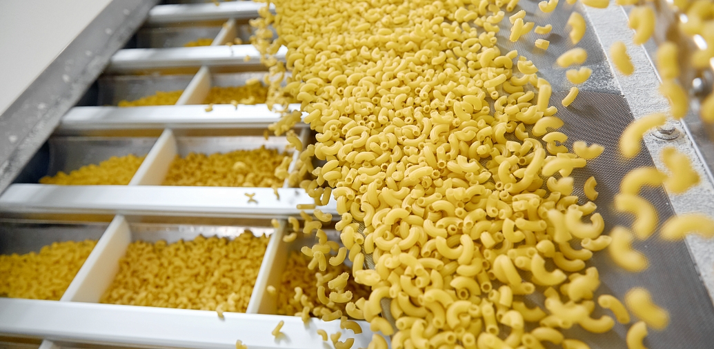 Широкий ассортимент макаронных изделий производится на новейшем итальянском оборудовании. Общая производительность 2892 тонны продукции в месяц.